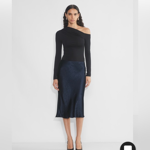 Aritzia Dresses & Skirts - Aritzia Navy Blue Midi Skirt